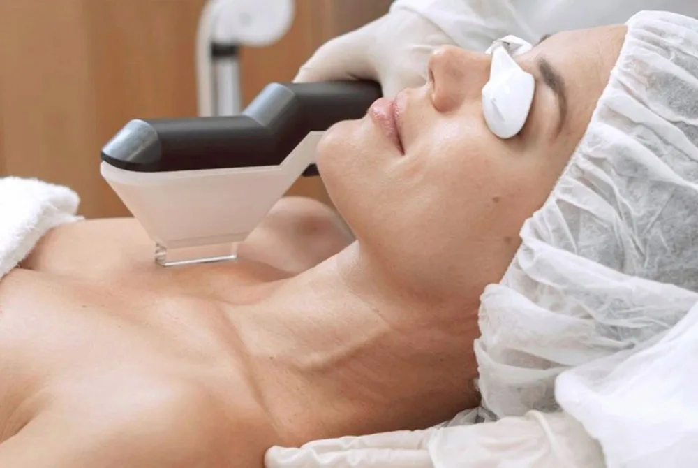 Elimina las manchas del escote tras el verano en Carmen Sarmiento