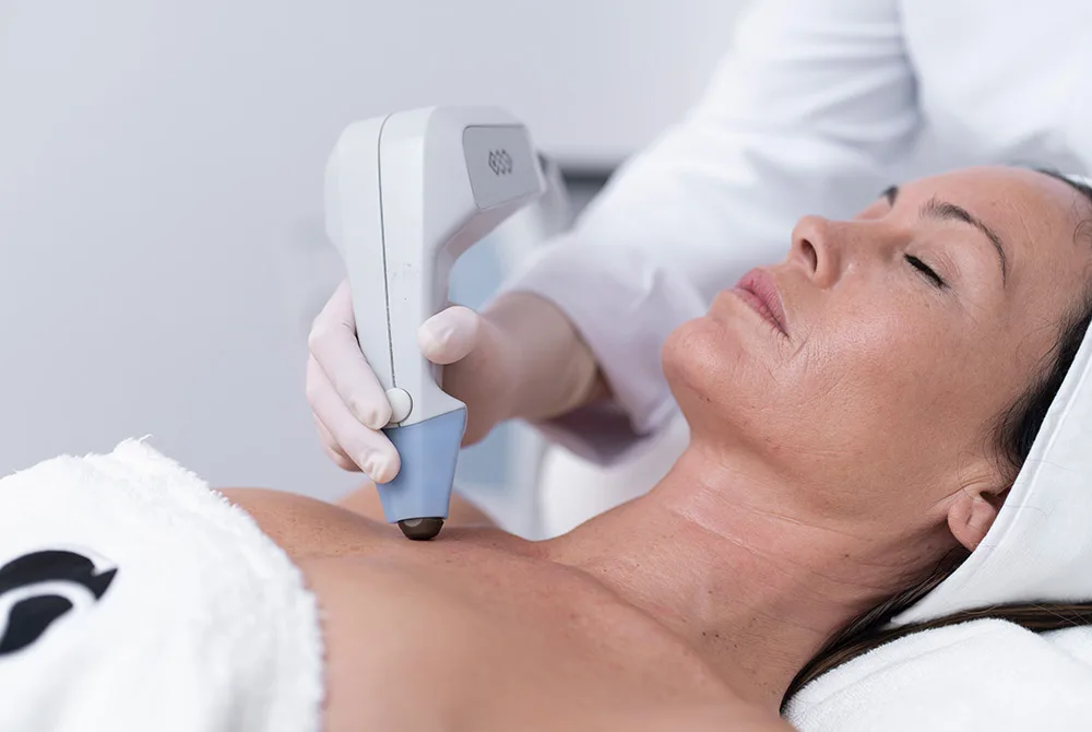 Elimina las manchas del escote tras el verano en Carmen Sarmiento